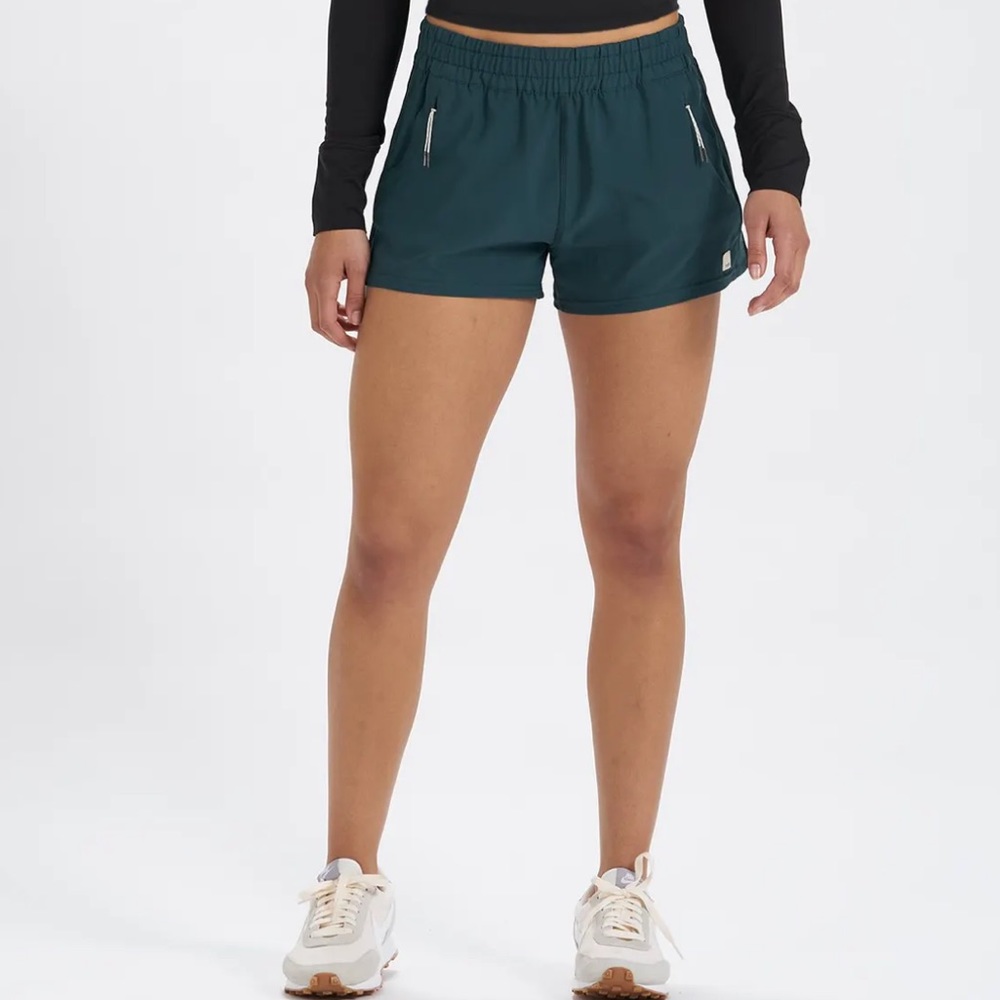 Vuori Dash Short in Beryl